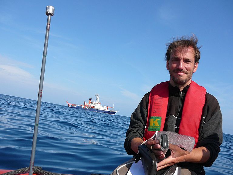 Tim Fischer vom GEOMAR nimmt während Expedition M91 Proben im Ostpazifik. Foto: H. Bange, GEOMAR