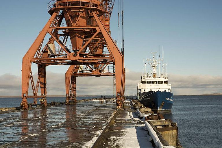 Das russische Forschungsschiff VIKTOR BUYNITSKIY im Hafen von Tiksi am Lena Delta. Foto: Georgi Laukert, GEOMAR.