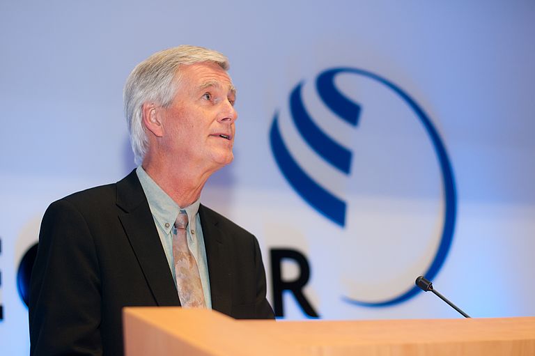 "Antje, wie schaffst Du das nur alles?" Prof. Dr. Bo Barker Jørgensen hob als Laudator die zahlreichen wissenschaftlichen Erfolge und Aktivitäten der Preisträgerin hervor. Foto: J. Steffen, GEOMAR