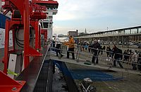 Wie bei den vorherigen Stationen standen die Menschen auch in Kiel Schlange, um an Bord zu kommen. (Foto: J. Steffen, GEOMAR)