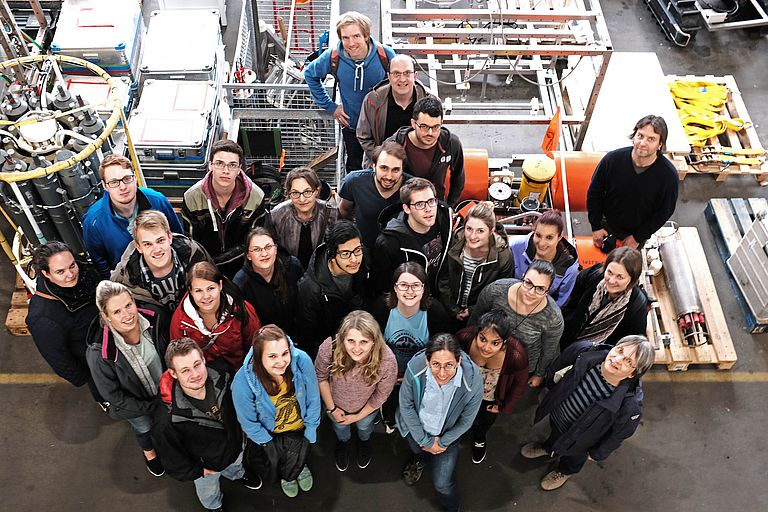 Die Teilnehmerinnen und Teilnehmer der Sommerschule im Technik- und Logistikzentrum des GEOMAR. Foto: Jan Steffen, GEOMAR