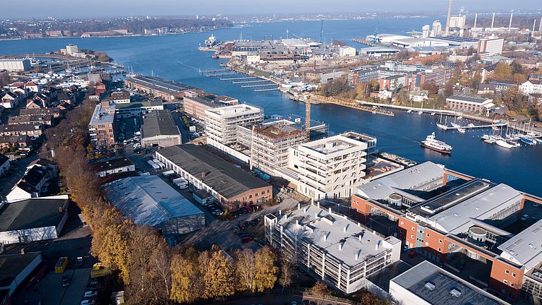 Der Rohbau des GEOMAR-Erweiterungsneubaus (Bildmitte) ist fertig. Foto: Jans Klimmeck/GEOMAR