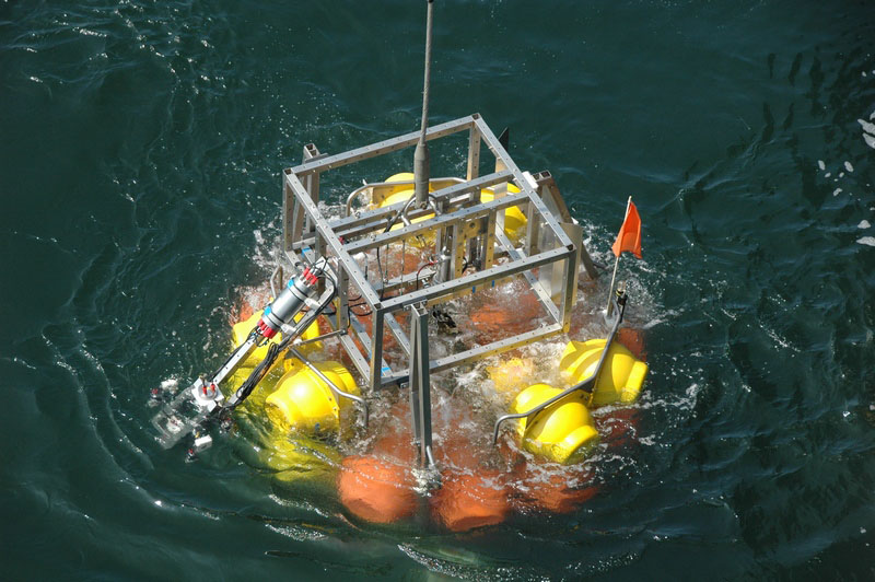 A Lander is launched during cruise M92. Photo: M. Schneider, FS METEOR