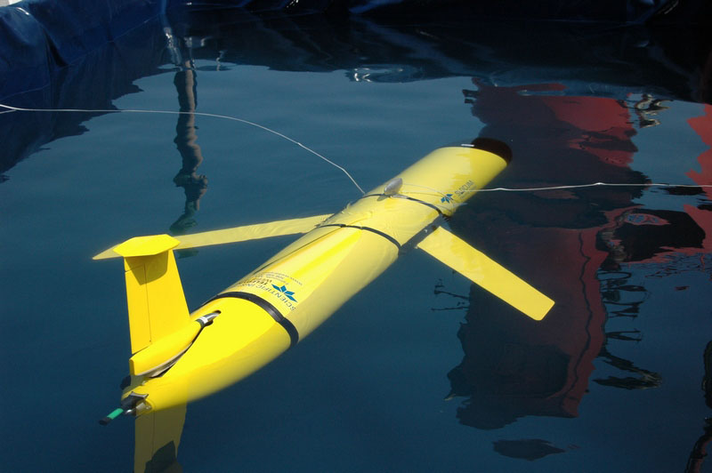 An oceanographic glider in the pool on board RV METEOR. Here the scientists prepare the device for its mission in the oxygen minimum zone off the coast of Peru. Photo: M. Schneider, FS METEOR