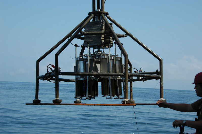 A multicorer collected samples from the upper layers of the seafloor. Photo: M. Schneider, FS METEOR