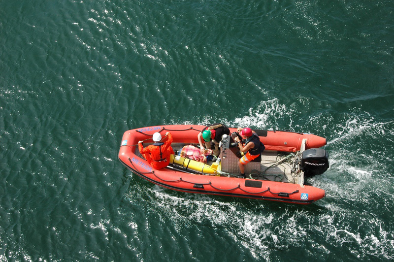 With the METEOR's dinghy the glider is launched. Photo: M. Schneider, FS METEOR